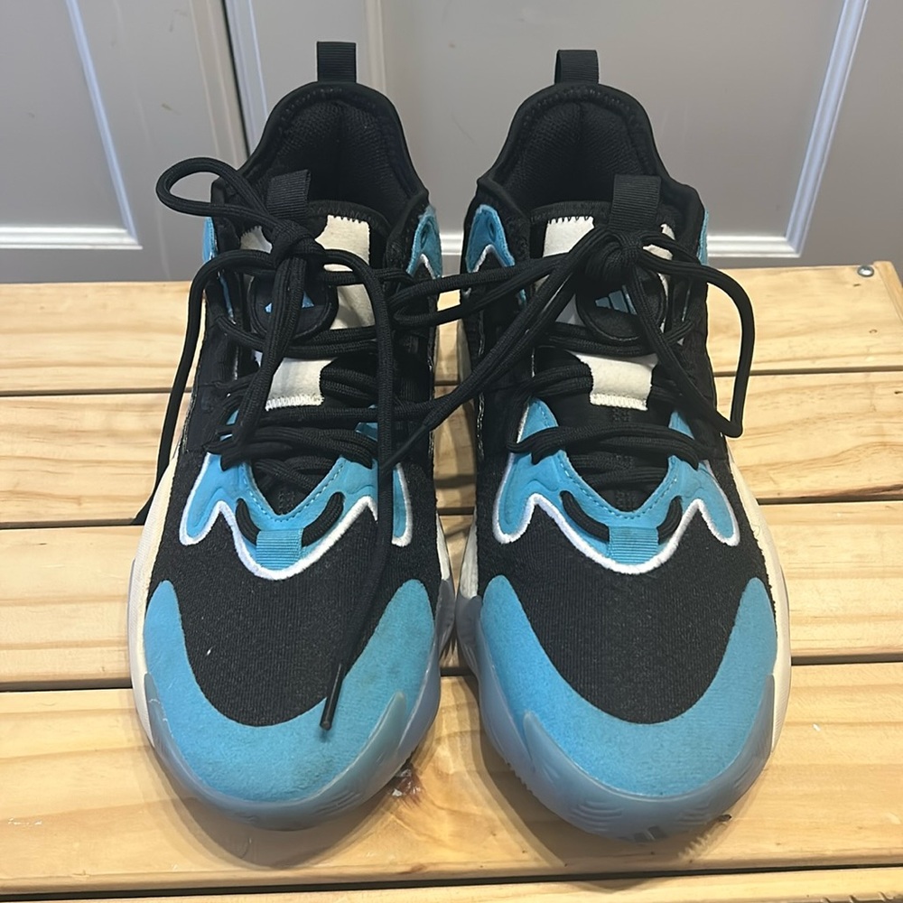 Women’s Basketball Shoe